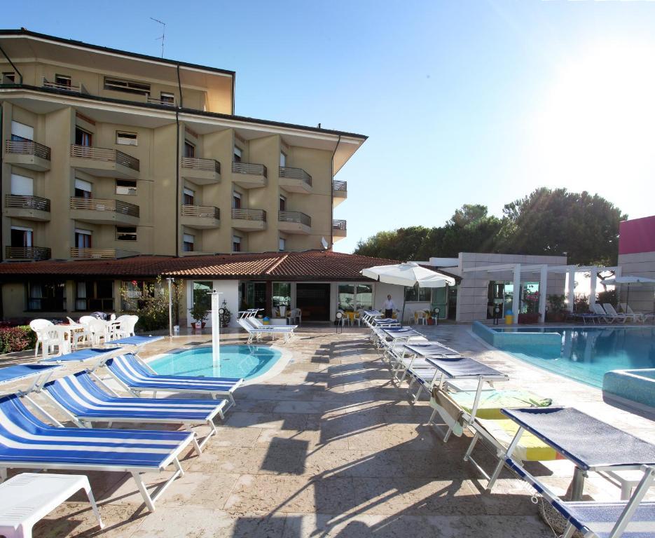 Hotel Bristol Ліньяно-Сабб'ядоро Екстер'єр фото