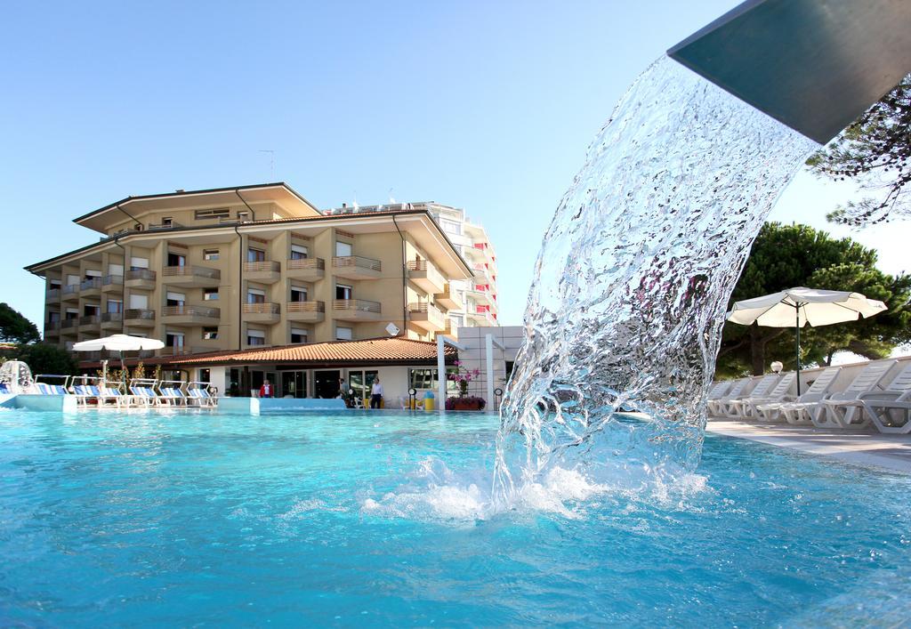 Hotel Bristol Ліньяно-Сабб'ядоро Екстер'єр фото