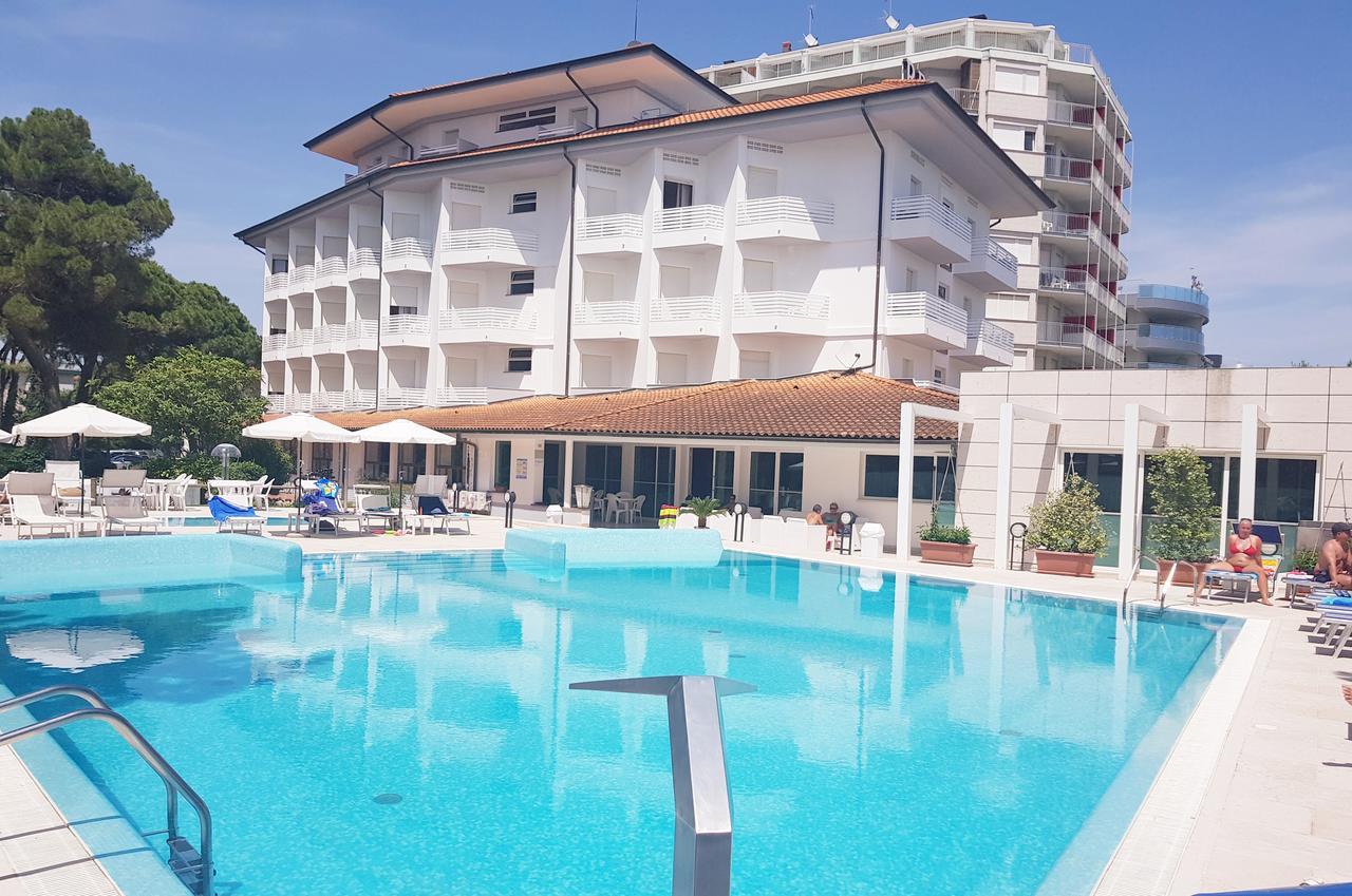 Hotel Bristol Ліньяно-Сабб'ядоро Екстер'єр фото
